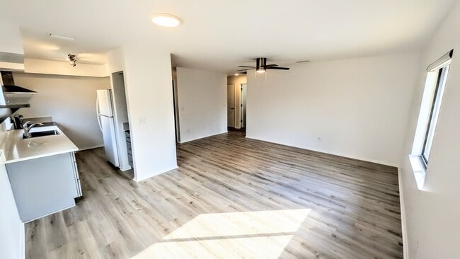 Building Photo - Annual fully remodeled unfurnished spacious 3/2 duplex in Bradenton.