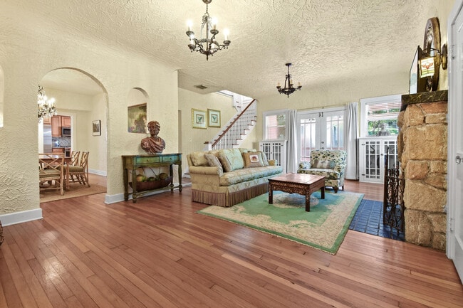 Building Photo - 194 Almeria Rd