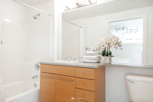 Building Photo - Capitol Hill - Braeburn open 1 Bedroom / 1...
