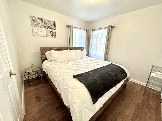 Building Photo - 1805 Piedmont Way NE