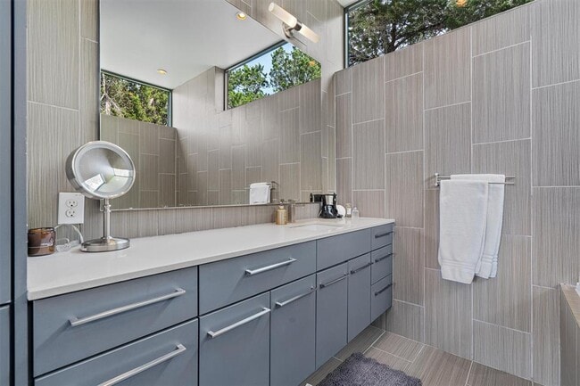 Building Photo - 1302 Socorro Dr