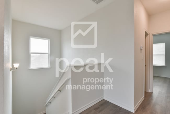 Building Photo - $1499! 2Bed/1.5bath Duplex Available for R...