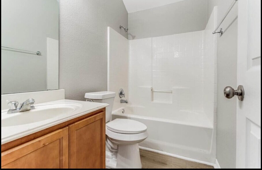 Building Photo - 513 Creekside Dr