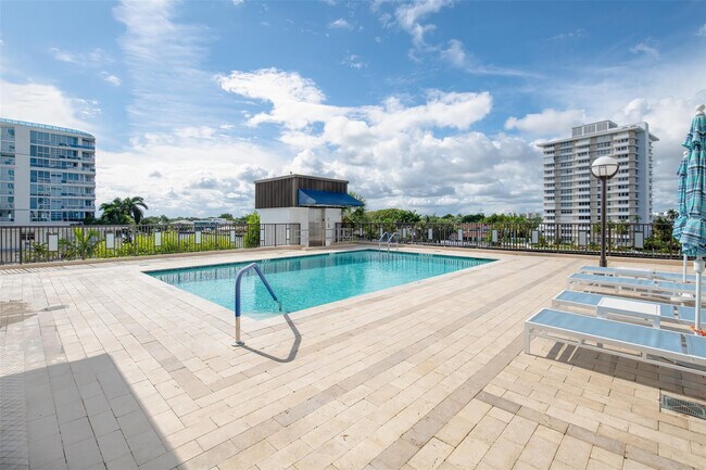 Building Photo - 777 Bayshore Dr