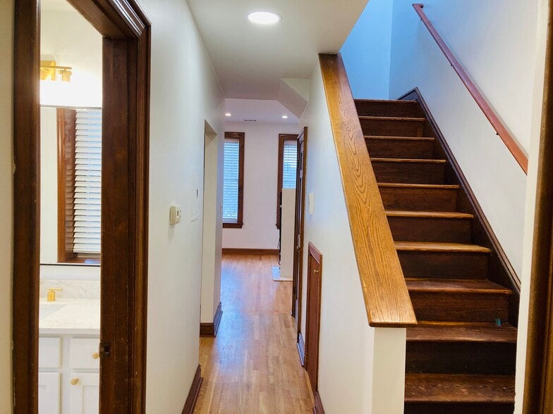 Building Photo - 104 E North Ave