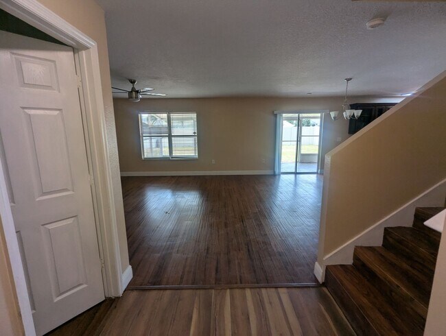 Building Photo - FOR RENT 4 Bedroom 2 1/2  Bath with Den/Office/5th bedroom, Furry  friends Welcome!