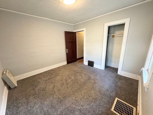 Building Photo - 2 bedroom 1 bathroom house for rent