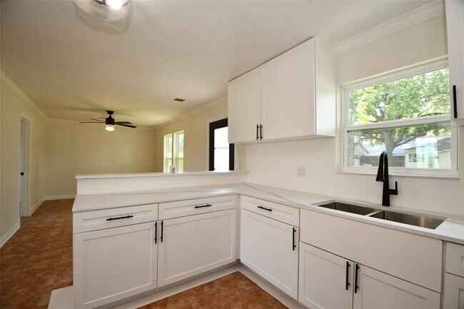 Building Photo - 10946 Fullerton Dr