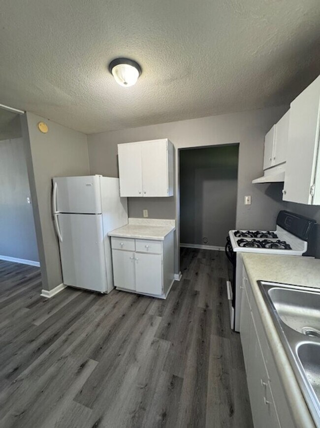 Building Photo - CREEKWOOD