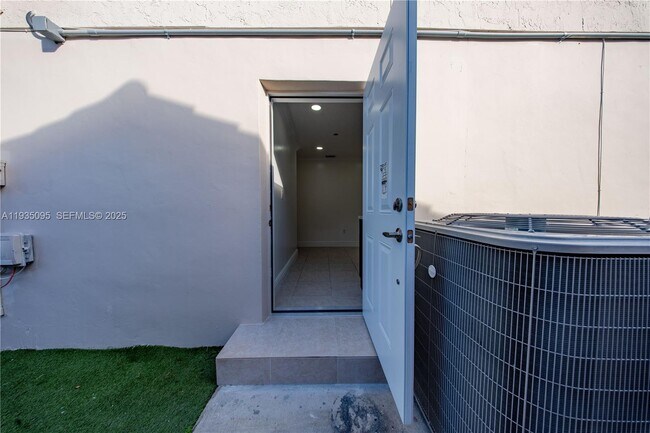 Building Photo - 3219 SW 141st Ave