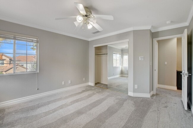 Building Photo - COMING SOON!! $1000 off 1st months Rent Guard-Gated Golf Course Living on the 14th Green!