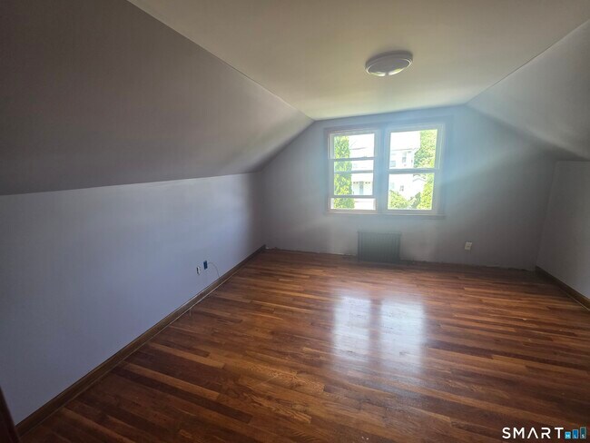 Building Photo - 26 Cumley St
