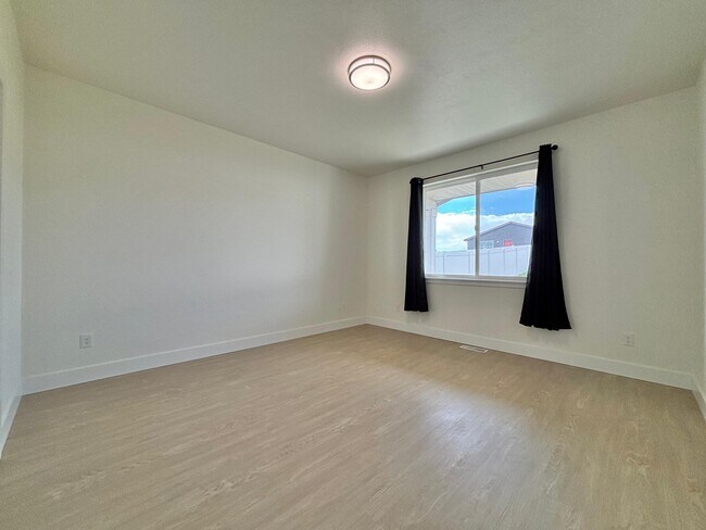 Building Photo - 842 Greenfield Dr