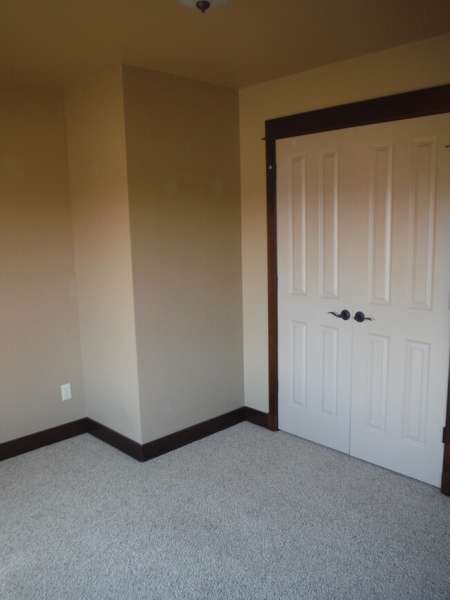 Building Photo - Gorgeous 3 Bedroom Condo- Across Street fr...