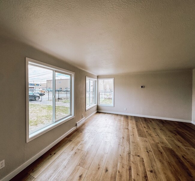 Building Photo - Newer Remodeled 2 Bed, 1.5 Bath – Private & Tucked Away Gem