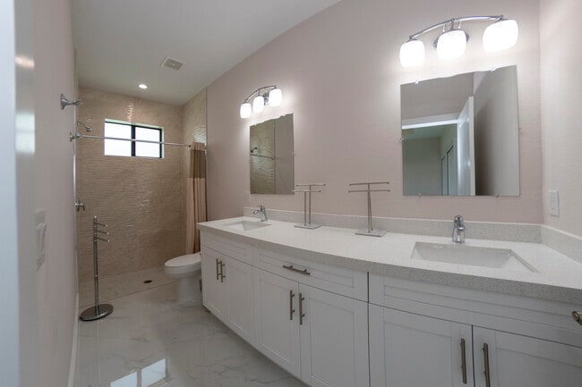 Building Photo - 122 SE 12th Ter