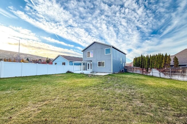 Building Photo - South Richland 4-Bedroom Home With Large Backyard