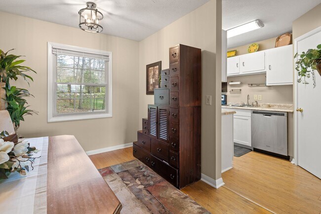 Building Photo - Two Bedroom Apartment - Great North Ashevi...