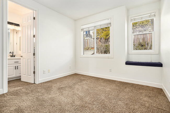 Building Photo - 203 Seacliff Way