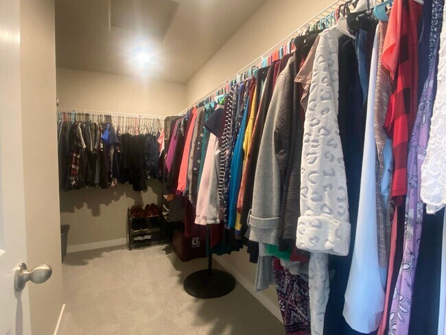 Building Photo - Modern Bonney Lake Home w/ AC  **SHORT TERM LEASE **