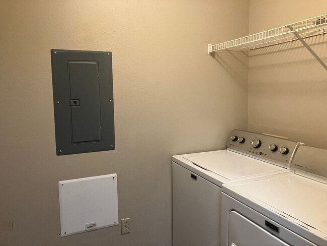 Building Photo - 3 BR / 3 BA @ Bridgepointe