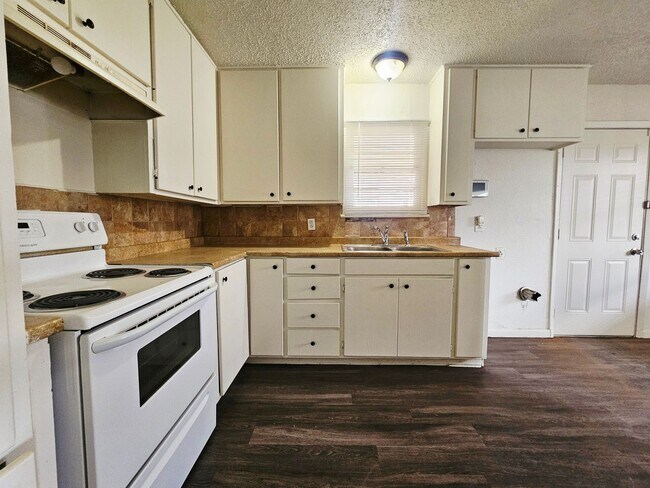 Building Photo - Charming 3 Bedroom Home