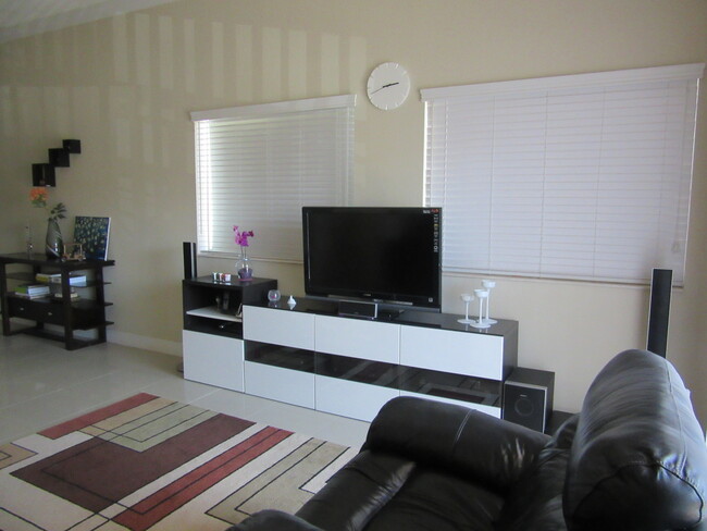 Building Photo - Lovely 3 BR / 2 BA Condo Located In Desira...