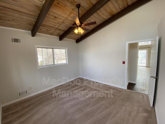 Building Photo - 3621 Lakeview Pkwy