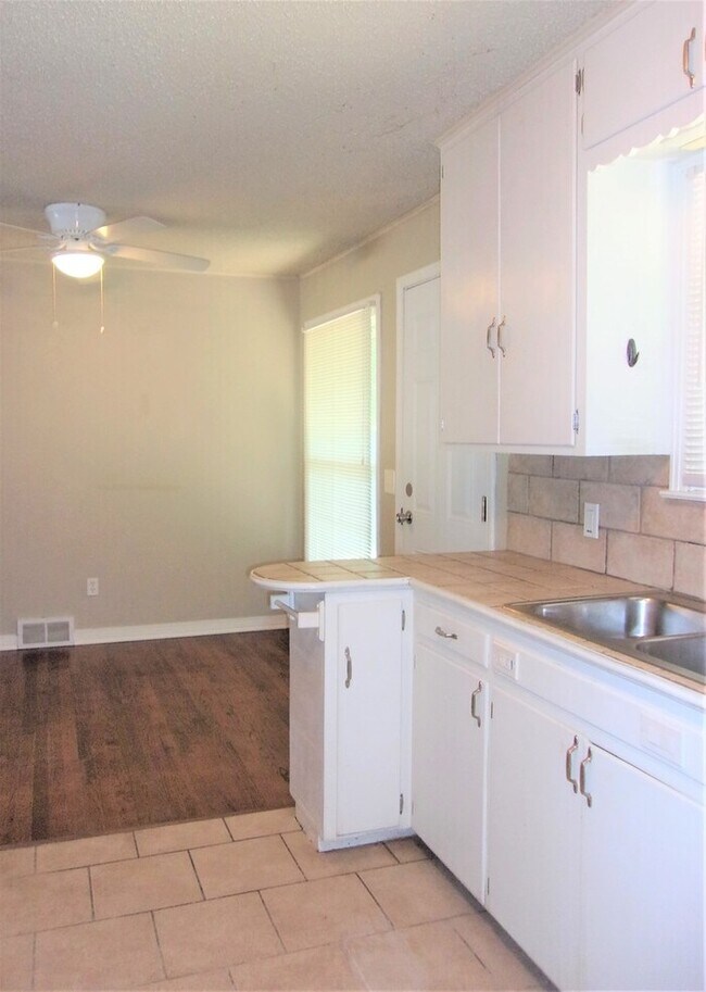 Building Photo - 3 BED 1 BATH IN CASADY HEIGHTS ADDITION OF THE VILLAGE