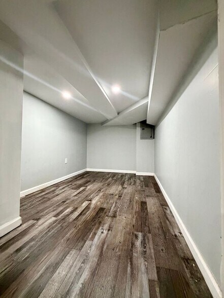 Building Photo - 2555 N Hollywood St