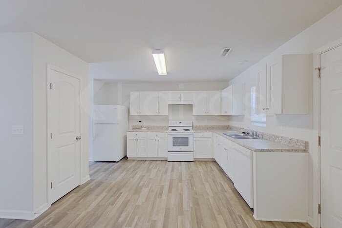 Building Photo - 137 Shamrock Dr SW