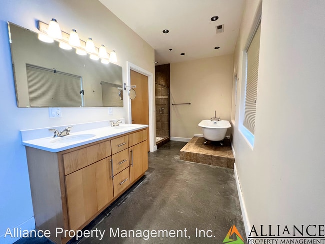 Building Photo - 2 br, 2 bath House - 820 N. Manhattan Ave....