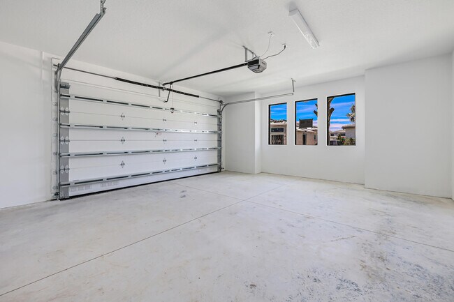 Building Photo - 9451 Riverside Pk Dr