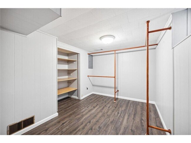 Building Photo - 4 Bed - 2 Bath Brooklyn Park Home with Lar...
