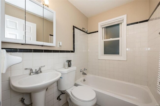 Building Photo - 1424 Golden Dr