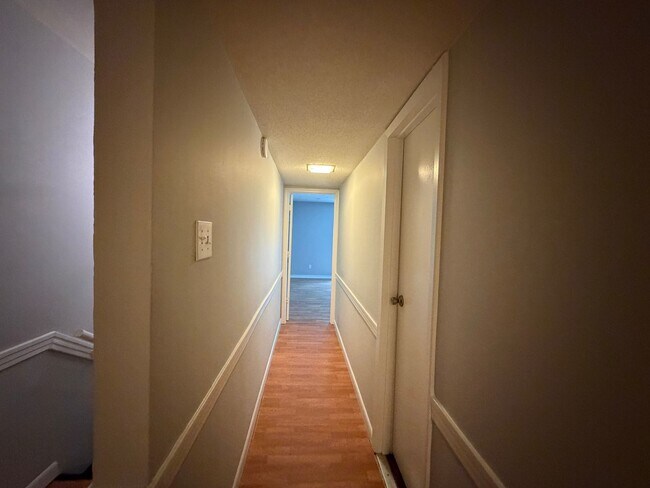 Building Photo - Spacious 3 Bedroom Townhome in Oak Park