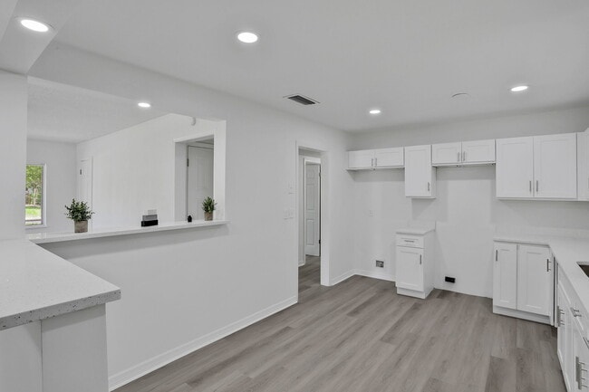 Building Photo - 3923 Tyndale Dr
