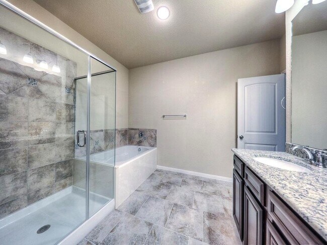 Building Photo - 1530 Holly Chase Ct