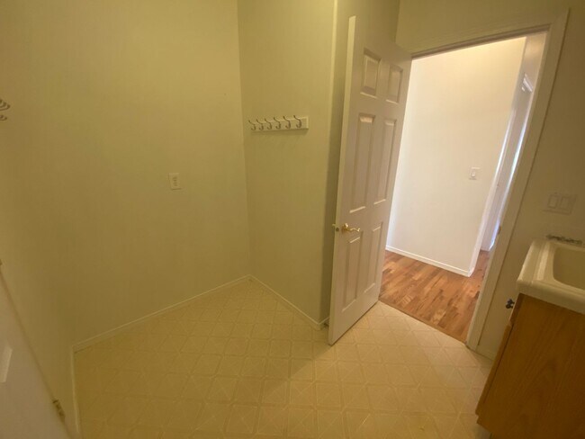 Building Photo - Single Level Charmer, SE Bend Established ...