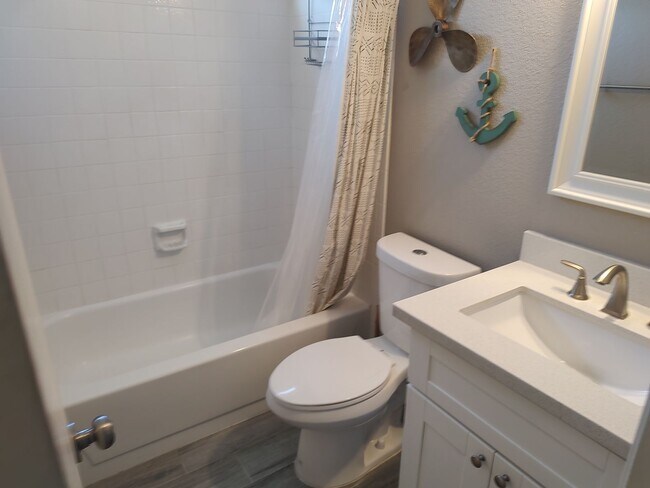 Building Photo - Stunning 3-bedroom, 2-bathroom home locate...
