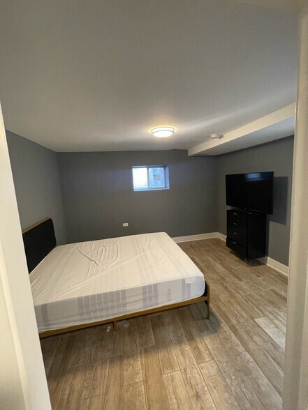 Garden Unit - 4836 S Michigan Ave