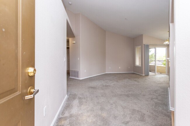 Building Photo - Delightful Condo in gated community!!