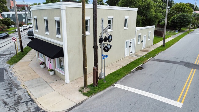 Primary Photo - 501 Queen St