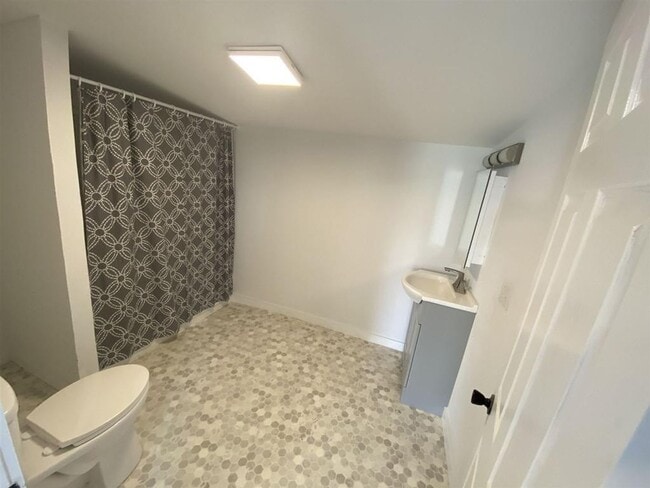 Building Photo - 3 Bedroom 2 bath