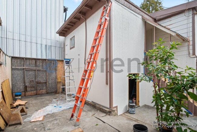 Building Photo - 833 36th Ave