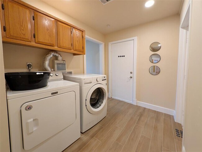 Building Photo - 3215 Royal Oaks Dr