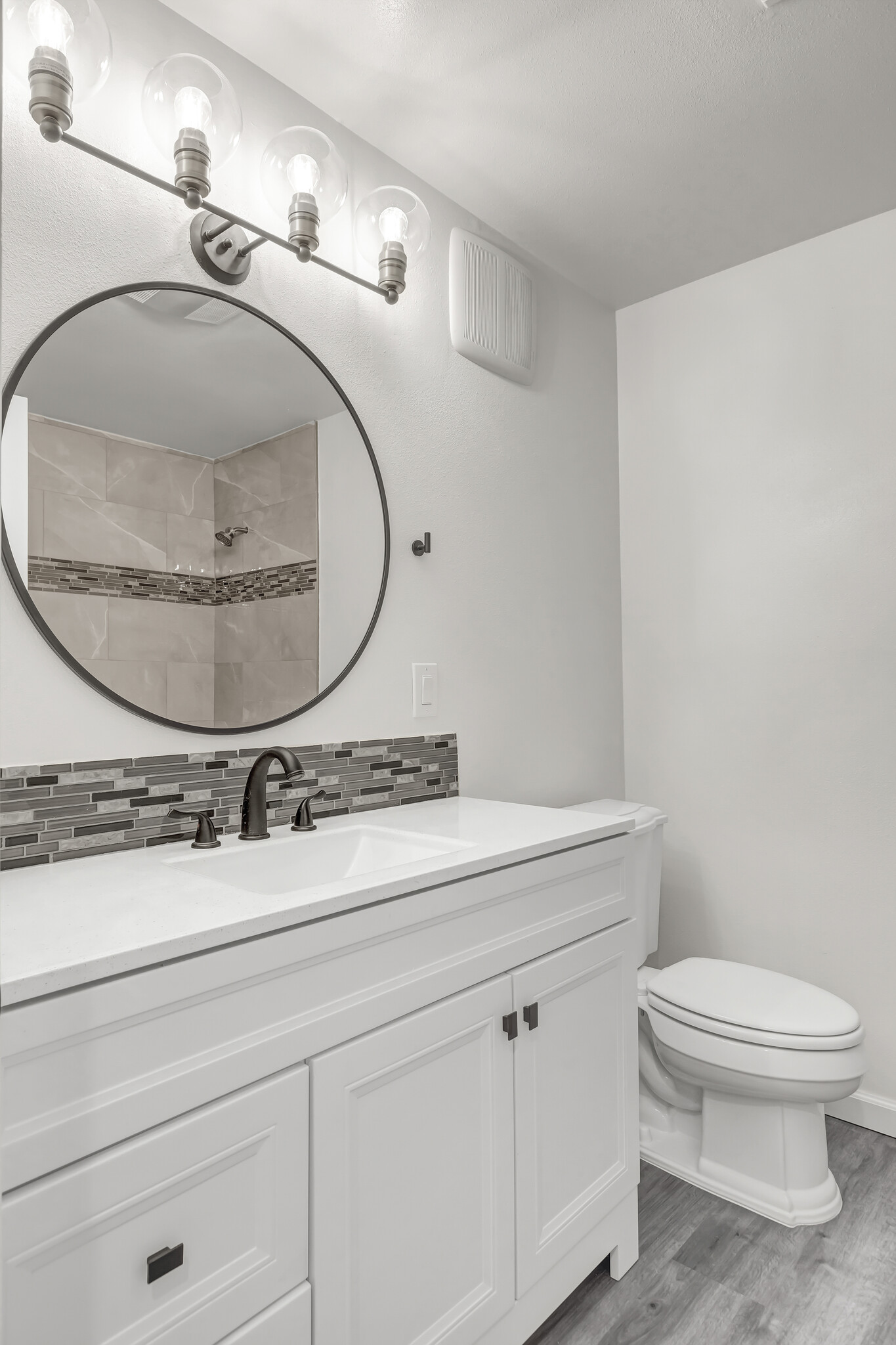 Building Photo - 10607 Des Moines Memorial Dr S