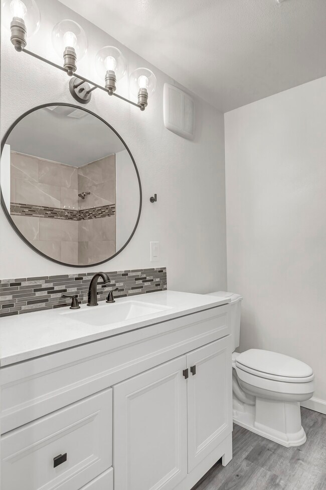 Building Photo - 10607 Des Moines Memorial Dr S