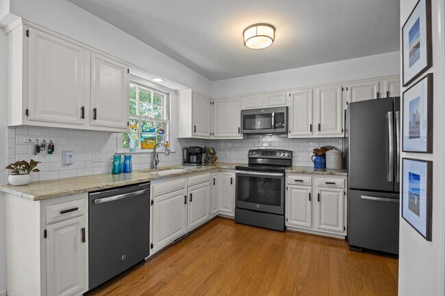 Building Photo - Gorgeous Mid-Century Modern Ranch in West Raleigh near NCSU and Lake Johnson - Fenced-in Backyard!