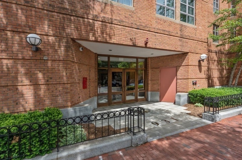 Building Photo - 931 Massachusetts Ave